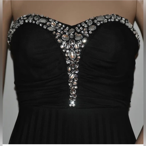 SPEECHLESS STRAPLESS BLACK PADDED GEMSTONE OPEN BACK PLEATED FORMAL DRESS - Picture 7 of 7